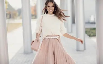 Co założyć do plisowanej spódnicy? Porady i modne stylizacje