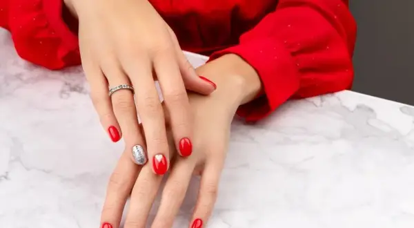 Manicure do czerwonej sukienki: Jak dobrać idealny kolor?